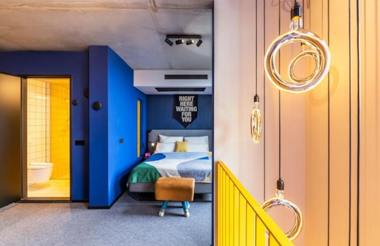 Welcome to The Social Hub suites, where every room tells a unique story. Our playrooms, conceptualised and designed by Studio Königshausen, redefine hospitality with creativity and innovation. In the latest hotel in Vienna, each playroom is uniquely inspired by a famous Austrian hero.
